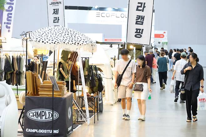 지난 4일부터 6일까지 대구 엑스코에서 열린 ‘2025 대구 캠핑&레저차량박람회’에서 시민들이 다양한 캠핑 상품을 둘러보고 있다. /엑스코 제공
