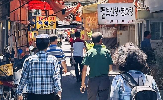 30일 대구 북구 칠성시장에 있는 속칭 ‘개 골목’ 모습. /황인무기자