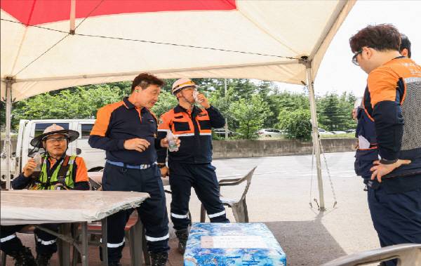 포스코 포항제철소 근로자들이 현장 더위휴게소에서 시원한 음료를 마시며 더위를 식히고 있다.