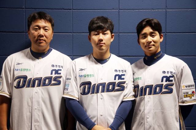 KIA 타이거즈에서 NC 다이노스로 트레이드된 이우성(왼쪽부터), 최원준, 홍종표가 29일 창원NC파크에서 NC 유니폼을 입고 기념 촬영을 하고 있다./NC 다이노스/