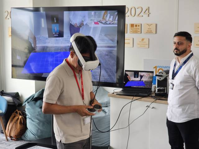 탈레스 알레니아 스페이스에서 한국 취재진이 성층권 비행선(STRATOBUS)을 이용한 AII-IN-ONE 시뮬레이션을 체험하고 있다./조규홍 기자/