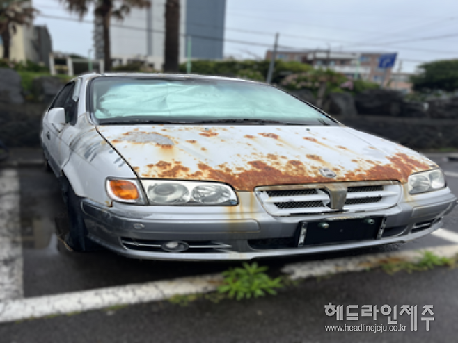 제주시 삼양해수욕장 인근에 주차된 차량. 50대 남성 ㄱ씨는 이 차량 안에서 10년째 은둔생활을 해온 것으로 나타났다.&nbsp; (사진=제주시)