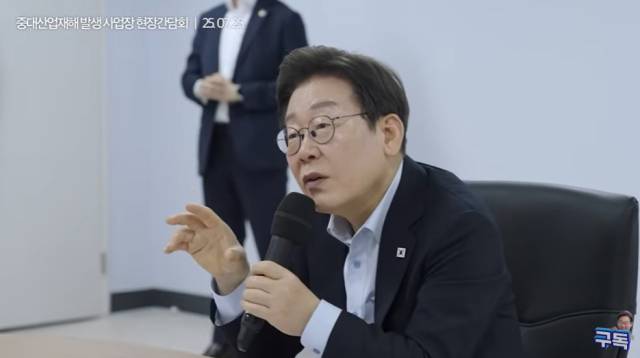 지난 25일 SPC 시화공장을 방문해 SPC그룹 관계자들과 간담회를 가진 이재명 대통령./사진=이재명 대통령 유튜브