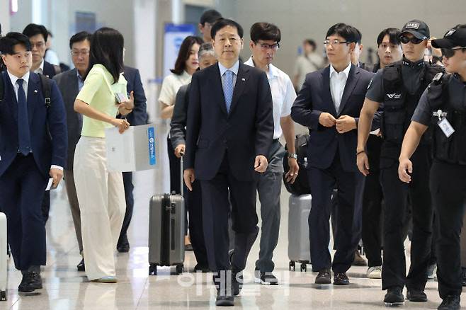 [이데일리 이영훈 기자] 구윤철 경제부총리 겸 기획재정부 장관이 스콧 베선트 미국 재무장관과 면담하기 위해 29일 인천국제공항 제2여객터미널에서 워싱턴DC로 향하고 있다.