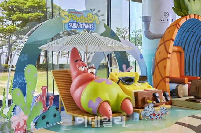 파라다이스 호텔 부산은 인기 애미메이션 ‘스포지밥’과 손잡고 한정판 굿즈를 객실 패키지에 포함시켰다. 사진은 신관 1층 로비에 설치된 ‘스폰지밥’ 포토존