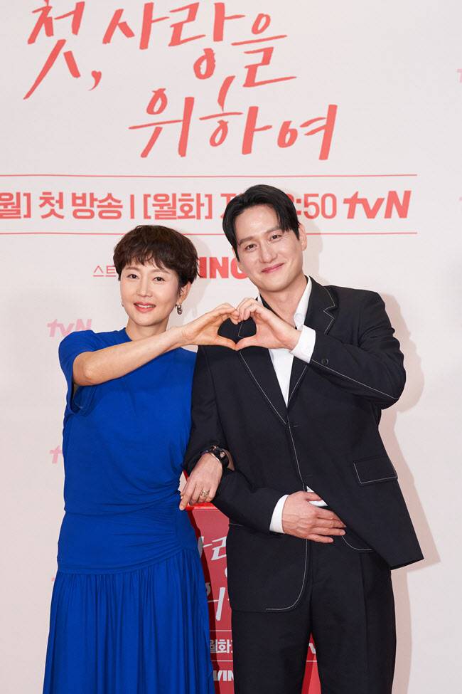 염정아(왼쪽)와 박해준(사진=tvN)