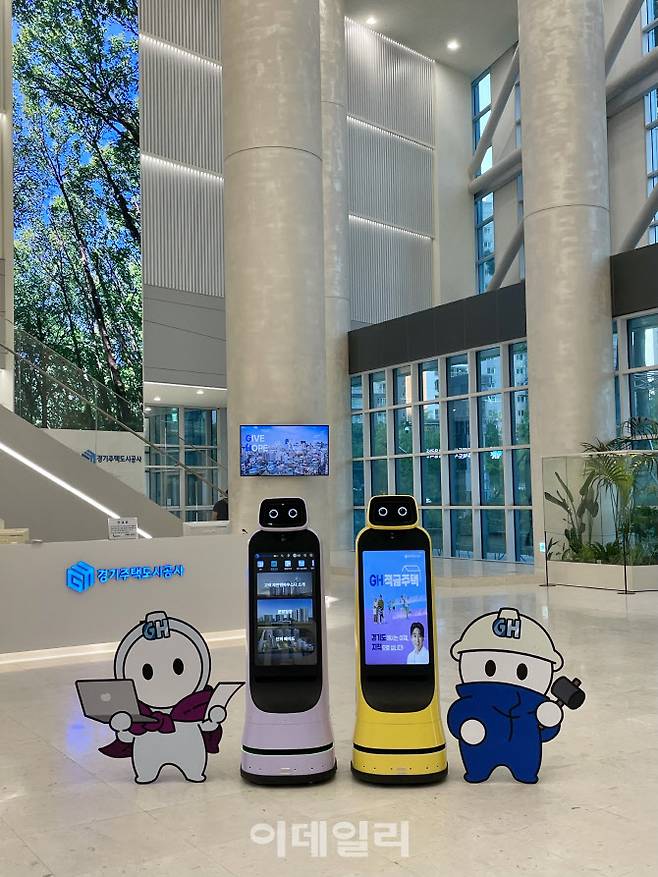 GH 광교신사옥 3층에 비치된 AI 기반 안내로봇 ‘로기’와 ‘지하니’.(사진=경기주택도시공사)