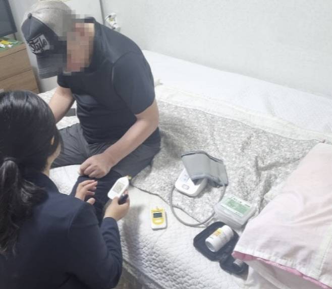 제주시에서 제공하는 복지 서비스를 받고 있는 A씨. (사진=연합뉴스)