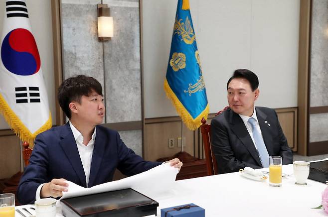 윤석열 대통령이 지난 2022년 6월 10일 서울 용산 대통령실 청사 대접견실에서 열린 국민의힘 지도부 초청 오찬 간담회에서 이준석 대표의 발언을 듣고 있다. (사진=뉴시스)