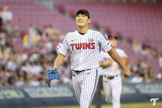 LG트윈스 선발 손주영이 이닝을 마친 뒤 환하게 웃으며 더그아웃으로 들어오고 있다. 사진=LG트윈스