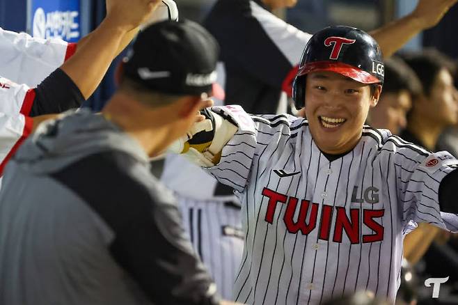 LG트윈스 신인타자 박관우가 투런홈런을 터뜨린 뒤 더그아웃에서 동료들로부터 축하를 받고 있다. 사진=LG트윈스