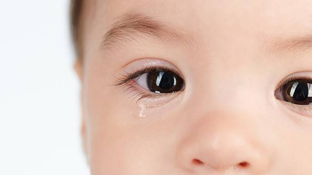 아기의 눈에서 지속적으로 눈물이 흐르는 경우 유아녹내장을 의심할 수 있다┃출처: 게티이미지뱅크
