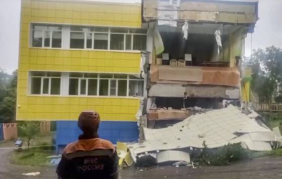 현지시간 30일 러시아 캄차카반도 페트로파블롭스크-캄차츠키에서 구조대원들이 지진 피해를 입은 유치원을 점검하고 있다. 〈사진=EPA·연합뉴스〉