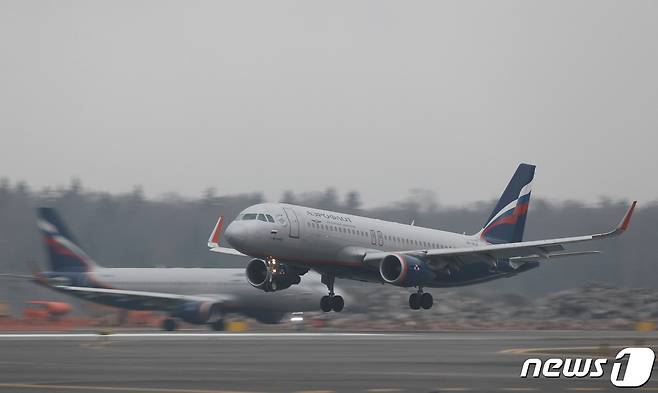 러시아 국영 아에로플로트 여객기가 모스크바 셰레메티예보 국제공항 활주로에서 이륙하고 있다. 2020.03.04 ⓒ 로이터=뉴스1 ⓒ News1 권진영 기자