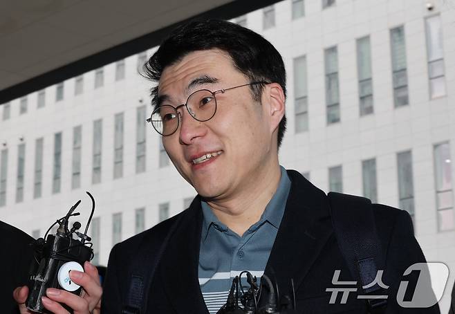 김남국 전 더불어민주당 의원이 10일 오후 서울 양천구 서울남부지방법원에서 열린 ‘허위 재산 신고' 관련 1심 선고에 출석하고 있다. 국회의원 시절 99억 원에 달하는 가상자산 보유 사실을 숨기려 허위로 재산을 신고한 혐의로 법정에 선 김 전 의원은 이번 1심에서 무죄를 선고 받았다. 2025.2.10/뉴스1 ⓒ News1 박세연 기자