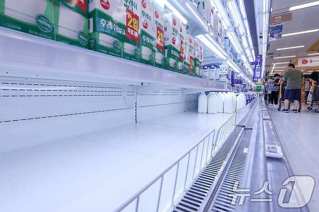 기록적인 폭염이 이어지면서 우유 공급 변동성 우려가 높아지고 있다. 28일 서울의 한 대형마트 우유 진열대 일부가 상품이 채워지지 않은 상태로 비어 있다. 2025.7.28/뉴스1 ⓒ News1 민경석 기자
