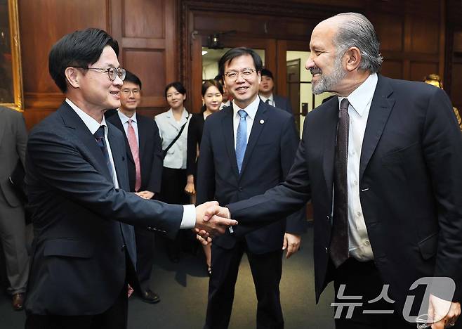 김정관 산업통상자원부 장관이 24일(현지시간) 미국 워싱턴 D.C. 상무부 회의실에서 하워드 러트닉 상무부 장관과 악수를 나누고 있다. (산업통상자원부 제공. 재판매 및 DB 금지) 2025.7.25/뉴스1