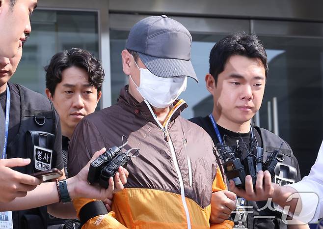 사제 총기 살해 사건 피의자 A 씨(62·남)가 30일 오전 인천논현경찰서에서 검찰로 송치되고 있다. 2025.7.30/뉴스1 ⓒ News1 박지혜 기자