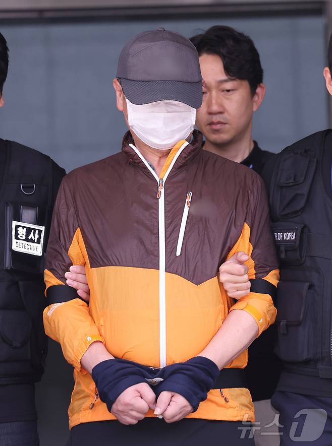 사제 총기 살해 사건 피의자 A 씨(62·남)가 30일 오전 인천논현경찰서에서 검찰로 송치되고 있다.  2025.7.30/뉴스1 ⓒ News1 박지혜 기자