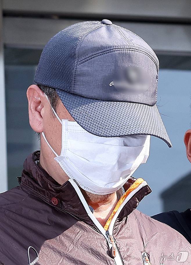 사제 총기 살해 사건 피의자 A 씨(62·남)가 30일 오전 인천논현경찰서에서 검찰로 송치되고 있다.  2025.7.30/뉴스1 ⓒ News1 박지혜 기자