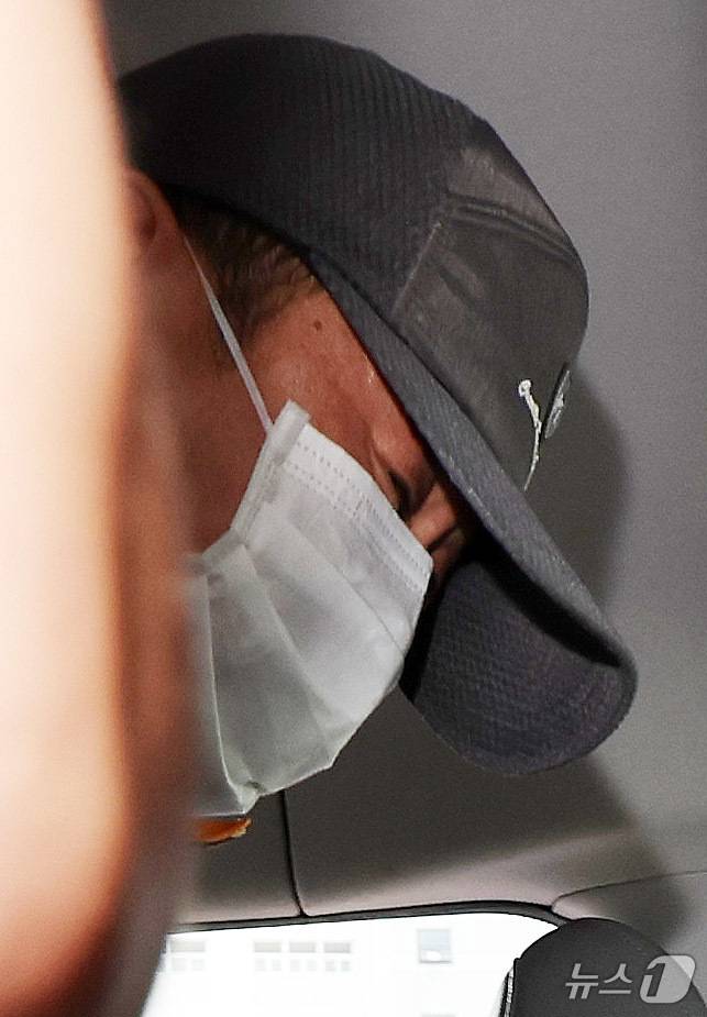 사제 총기 살해 사건 피의자 A 씨(62·남)가 30일 오전 인천논현경찰서에서 검찰로 송치되고 있다. A씨는 지난 20일 오후 9시 31분께 인천시 연수구 송도 아파트에서 사제 총기로 산탄을 발사해 아들 B씨를 살해한 혐의를 받고 있다. 2025.7.30/뉴스1 ⓒ News1 박지혜 기자
