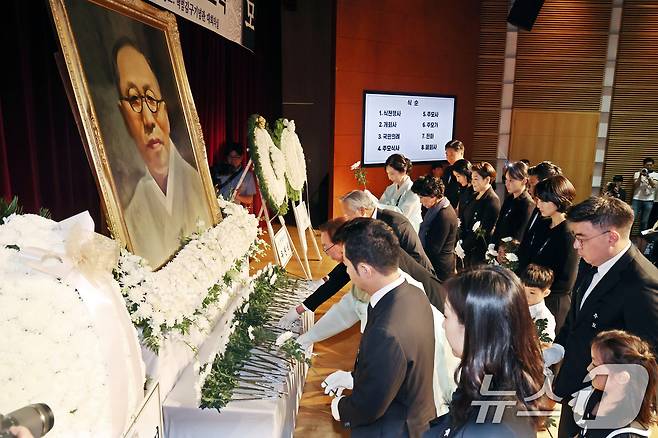 26일 서울 용산구 백범김구기념관에서 열린 백범 김구 선생 제76주기 추모식에서 유족들이 헌화하고 있다. 2025.6.26/뉴스1 ⓒ News1 황기선 기자