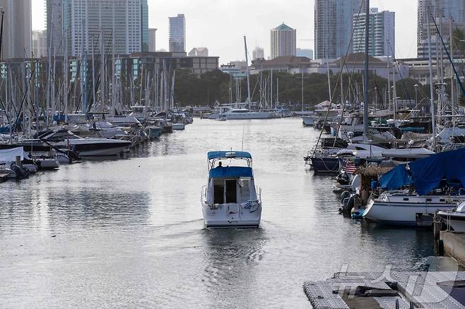 30일 러시아 극동 지역 캄차카 반도 인근에서 발생한 규모 8.8의 강진으로 쓰나미 경보가 발령되면서, 하와이 오아후의 와이키키에서 보트 한대가 알라 와르 항구를 떠나고 있다. 2025.07.30. ⓒ AFP=뉴스1 ⓒ News1 권영미 기자