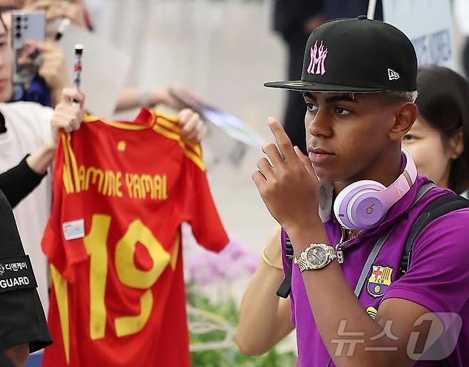 FC 바르셀로나의 공격수 라민 야말이 29일 오후 인천국제공항 2터미널을 통해 입국하고 있다. 지난 2010년 이후 15년 만에 한국을 찾은 바르셀로나는 오는 31일 오후 8시 서울월드컵경기장에서 K리그1 FC서울과 맞대결을 펼친 뒤 4일에는 대구FC와 친선경기를 치른다. 2025.7.29/뉴스1 ⓒ News1 김진환 기자