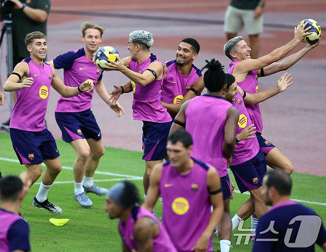 30일 경기도 고양시 일산서구 고양종합운동장에서 미디어 공개로 진행된 FC 바르셀로나 훈련 세션에서 레반도프스키와 프렌키 더 용 등이 훈련을 하고 있다. 2025.7.30/뉴스1 ⓒ News1 박정호 기자
