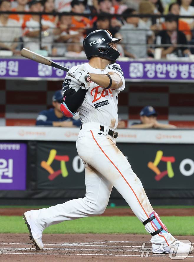 2일 오후 대전한화생명 볼파크에서 열린 프로야구 '2025 신한 SOL뱅크 KBO 리그' 한화 이글스와 NC 다이노스 경기에서 6회말 무사 상황 한화 리베라토가 진루타를 치고 있다. 2025.7.2/뉴스1 ⓒ News1 김기태 기자