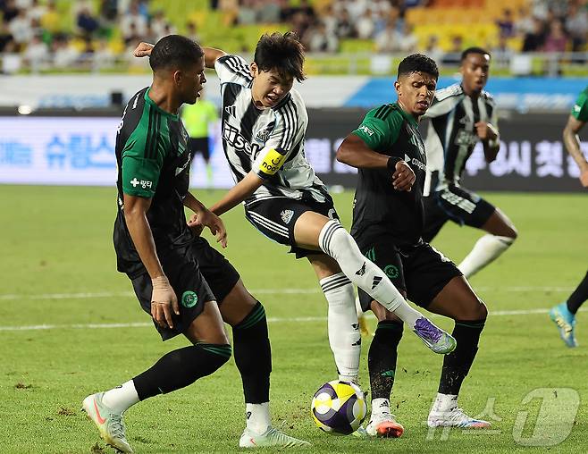 30일 오후 경기 수원시 팔달구 수원월드컵경기장에서 열린 쿠팡플레이 시리즈 팀 K리그와 잉글랜드 프리미어리그 뉴캐슬 유나이티드의 경기, 후반 뉴캐슬 박승수가 헛발질을 하고 있다. 2025.7.30/뉴스1 ⓒ News1 김진환 기자