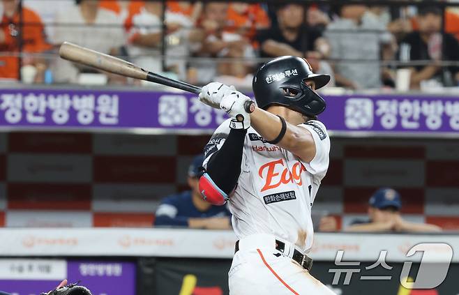 2일 오후 대전한화생명 볼파크에서 열린 프로야구 '2025 신한 SOL뱅크 KBO 리그' 한화 이글스와 NC 다이노스 경기에서 6회말 무사 상황 한화 리베라토가 진루타를 치고 있다. 2025.7.2/뉴스1 ⓒ News1 김기태 기자