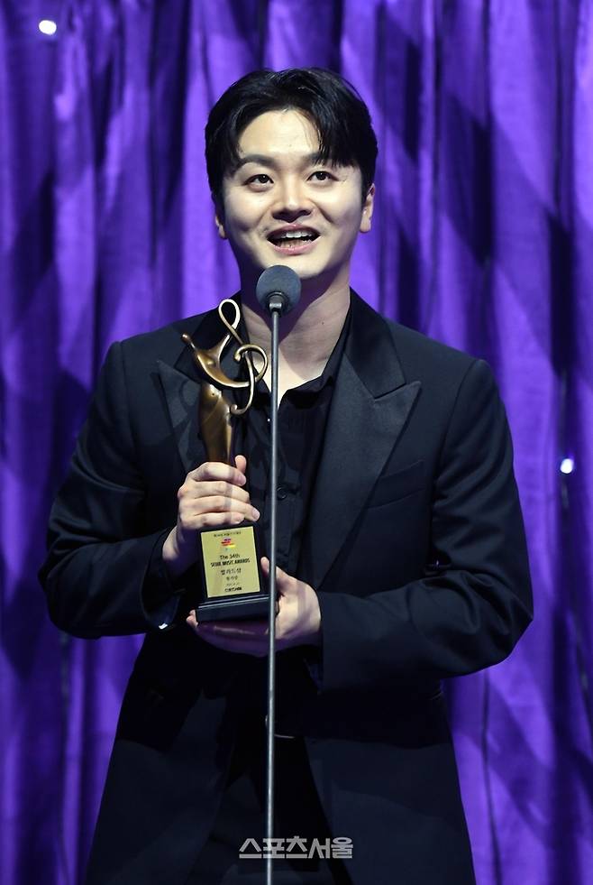 가수 황가람이 21일 오후 인천 중구 인스파이어 아레나에서 열린 제34회 ‘서울가요대상’에서 발라드상을 수상한 뒤 소감을 밝히고 있다. 2025. 6. 21.  인천 | 박진업 기자 upandup@sportsseoul.com