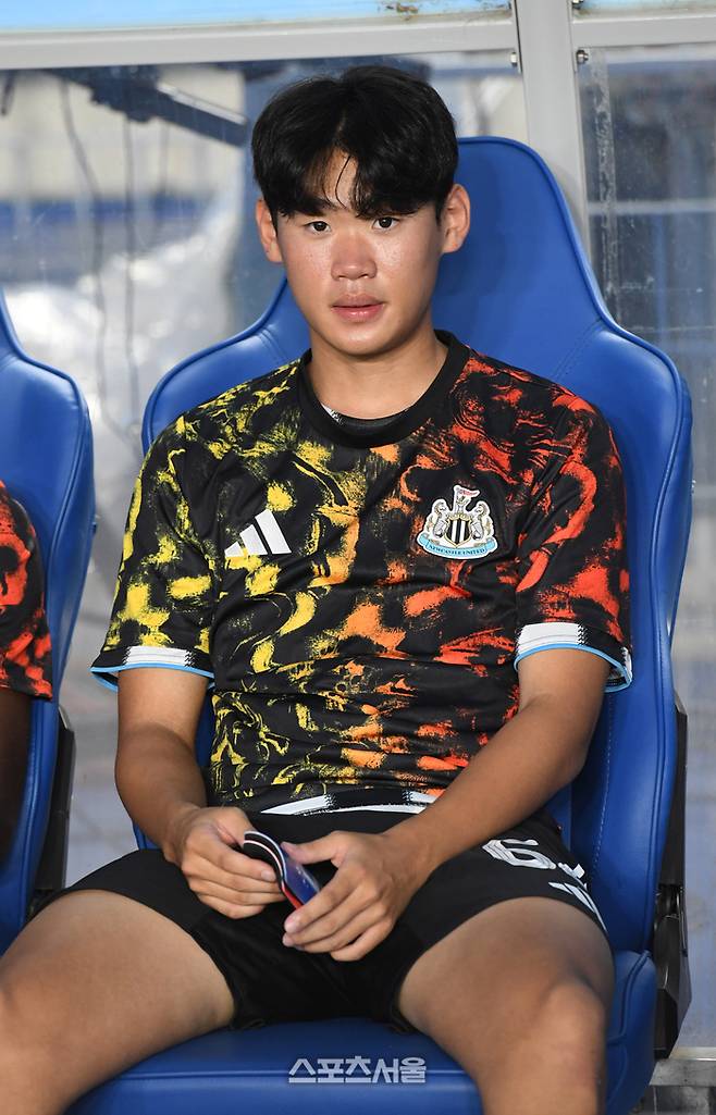 뉴캐슬 유나이티드의 박승수가 30일 수원월드컵경기장에서 열린 2025 쿠팡플레이시리즈 팀K리그와의 경기에 앞서 벤치에 앉아 있다. 2025. 7. 30.  수원 | 박진업 기자 upandup@sportsseoul.com
