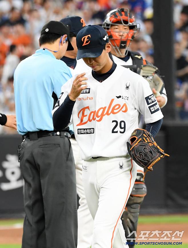 황준서는 고개를 떨군 채 마운드에서 내려왔다.