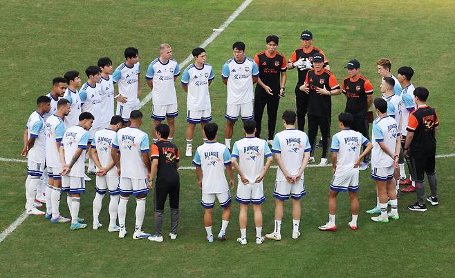 뉴캐슬전 앞둔 팀K리그

    (수원=연합뉴스) 홍기원 기자 = 뉴캐슬 유나이티드와 2025 쿠팡플레이 시리즈 1경기를 앞둔 팀K리그 김판곤 감독이 29일 경기도 수원월드컵경기장에서 열린 오픈 트레이닝에 앞서 선수들에게 이야기하고 있다. 2025.7.29