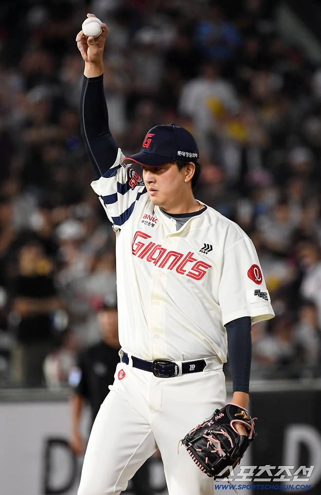 3일 부산 사직구장에서 열린 롯데 자이언츠와 LG 트윈스의 경기. 롯데 김원중이 숨을 고르고 있다. 부산=박재만 기자 pjm@sportschosun.com/2025.07.03/