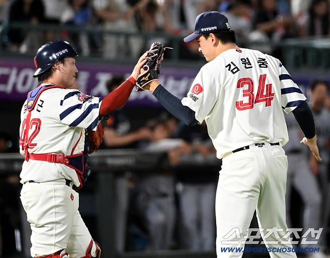 19일 부산 사직야구장에서 열린 한화와 롯데의 경기, 롯데가 4대3으로 승리했다. 9회초 경기를 끝낸 김원중정보근 배터리가 기뻐하고 있다. 부산=허상욱 기자wook@sportschosun.com/2025.06.19/