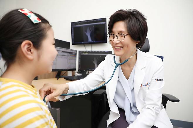 　◇인천힘찬종합병원 바른성장클리닉 박혜영 이사장이 초등학생의 건강 상태를 체크하고 있다.