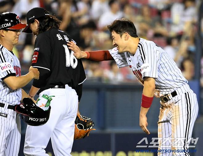 지난해까지 한솥밥을 먹었던 두 선수, 서로를 다독이며 격려하는 모습이 훈훈함을 자아냈다. 잠실=허상욱 기자