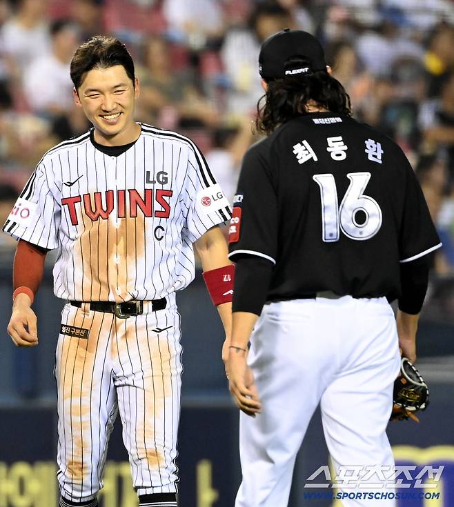 웃고 있는 박해민과 눈이 마주친 최동환