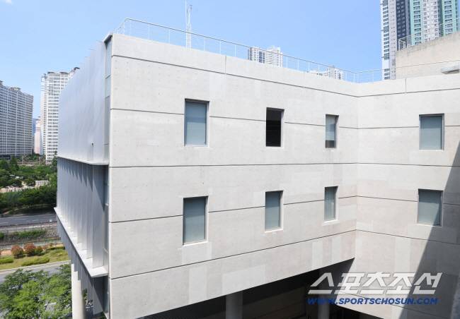 관중 사망 사고로 폐쇄됐던 창원 NC파크가 30일 다시 개장한다. 경기장 외벽의 루버가 철거된 모습. 창원=정재근 기자 cjg@sportschosun.com/2025.5.30/