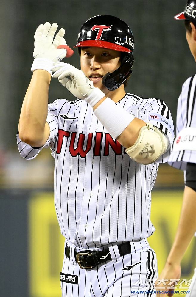 29일 잠실야구장에서 열린 KT와 LG의 경기, 8회말 무사 2,3루 구본혁이 1타점 적시타를 치고 기뻐하고 있다. 잠실=허상욱 기자wook@sportschosun.com/2025.07.29/