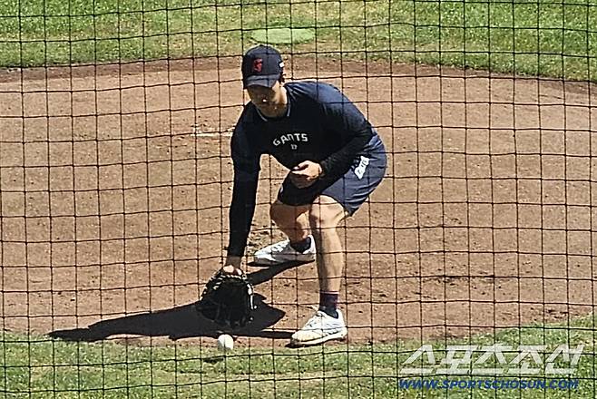롯데 자이언츠 홍민기가 30일 경기전 홀로 수비 훈련을 하고 있다. 부산=권인하 기자