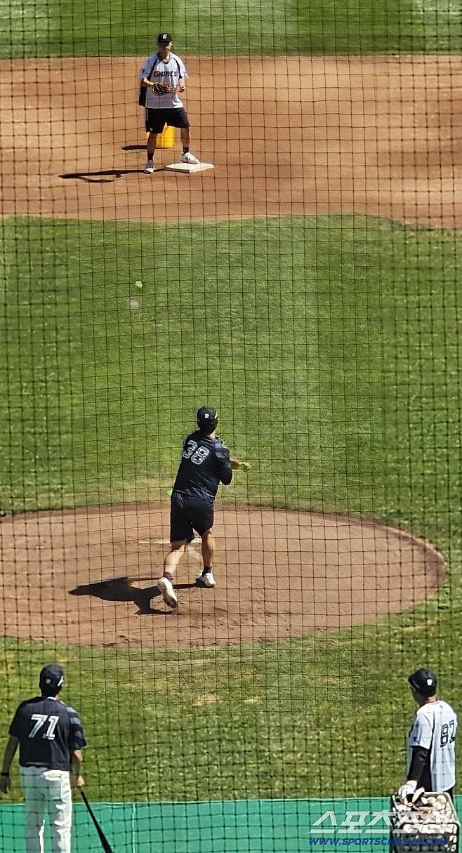 롯데 자이언츠 홍민기가 30일 경기전 홀로 수비 훈련을 하고 있다. 부산=권인하 기자