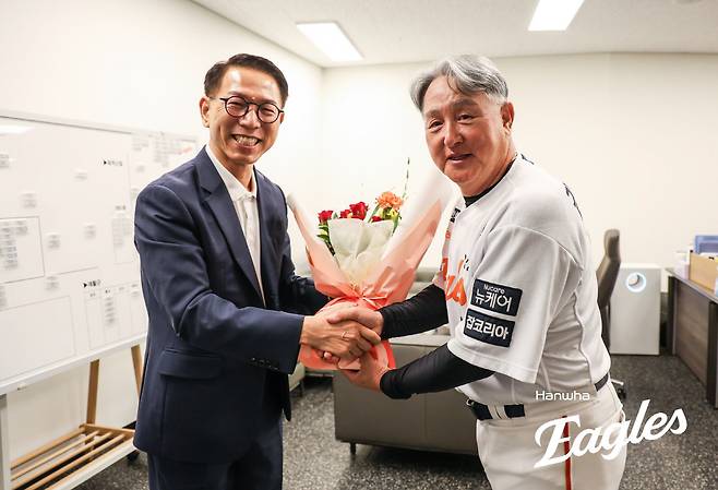 박종태 한화이글스 사장(왼쪽)으로부터 꽃다발을 받는 김경문 한화 감독. 사진제공=한화 이글스