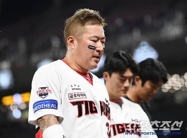 22일 광주 기아 챔피언스필드에서 열린 LG-KIA전. LG가 9대7의 극적인 역전승을 거뒀다. 좋은 활약을 펼쳤지만 팀의 패배에 최형우가 아쉬워하고 있다. 광주=정재근 기자 cjg@sportschosun.com/2025.7.22/