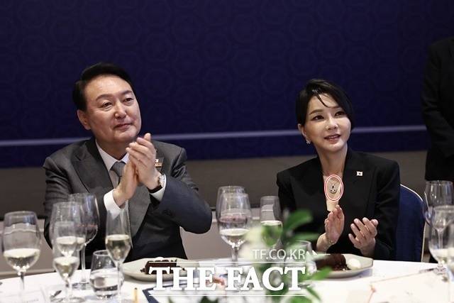 김건희 여사는 지난 7월 나토(NATO, 북대서양조약기구) 순방 당시 지인으로부터 수천만 원의 목걸이(붉은 원)를 빌렸다. 지난 7월 스페인 마드리드 순방 당시 제스페인 동포 간담회에 참석한 윤석열 대통령과 김 여사. /뉴시스