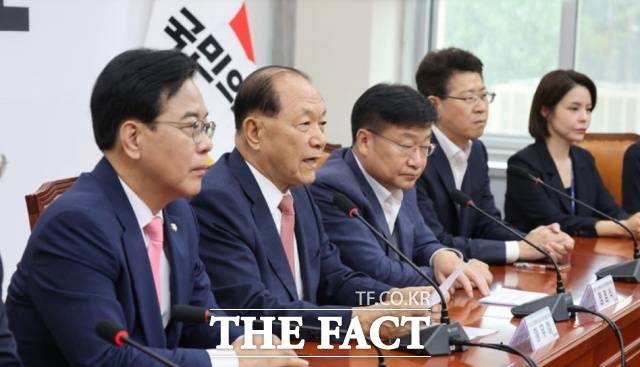 국민의힘이 이번 전당대회에서 계파 갈등의 뿌리를 뽑고자 '러닝메이트제'를 불허하기로 했지만 실효성에는 여전히 의문이 제기된다. 사진은 황우여 국민의힘 선거관리위원회 위원장이 지난 14일 서울 여의도 국회에서 열린 당 대표 및 최고위원 선출 선거관리위원회 위촉장 수여식에서 발언하고 있는 모습./국민의힘 제공. 뉴시스