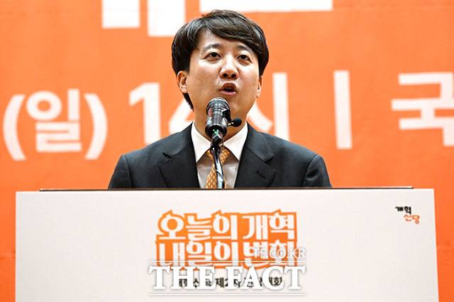 이준석 개혁신당 대표가 당권을 잡은 지 하루 만에 정치적 위기에 직면했다. 개혁신당 당대표 선거에 단독 출마한 이준석 의원이 27일 서울 여의도 국회 의원회관 대회의실에서 열린 개혁신당 제2차 전당대회에서 정견발표를 하는 모습. /남용희 기자